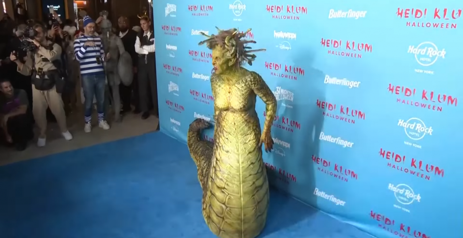 Хайди Клум удивила гостей новым пугающим образом на ежегодном балу Heidiween